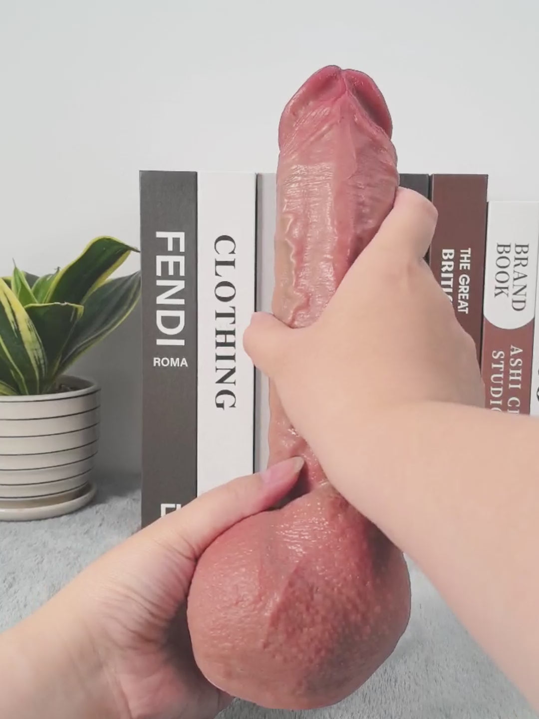 Charlie - Dildo Iper Realistico con Coda Metallica Flessibile - 24 cm